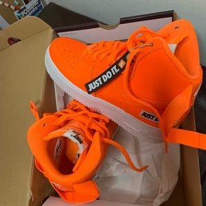 NEON ORANGE AIR FORCE 1 HiGH LV8